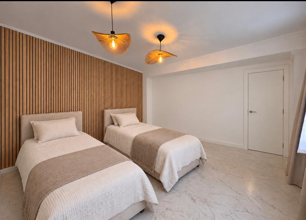 Quarto configurado com duas camas individuais